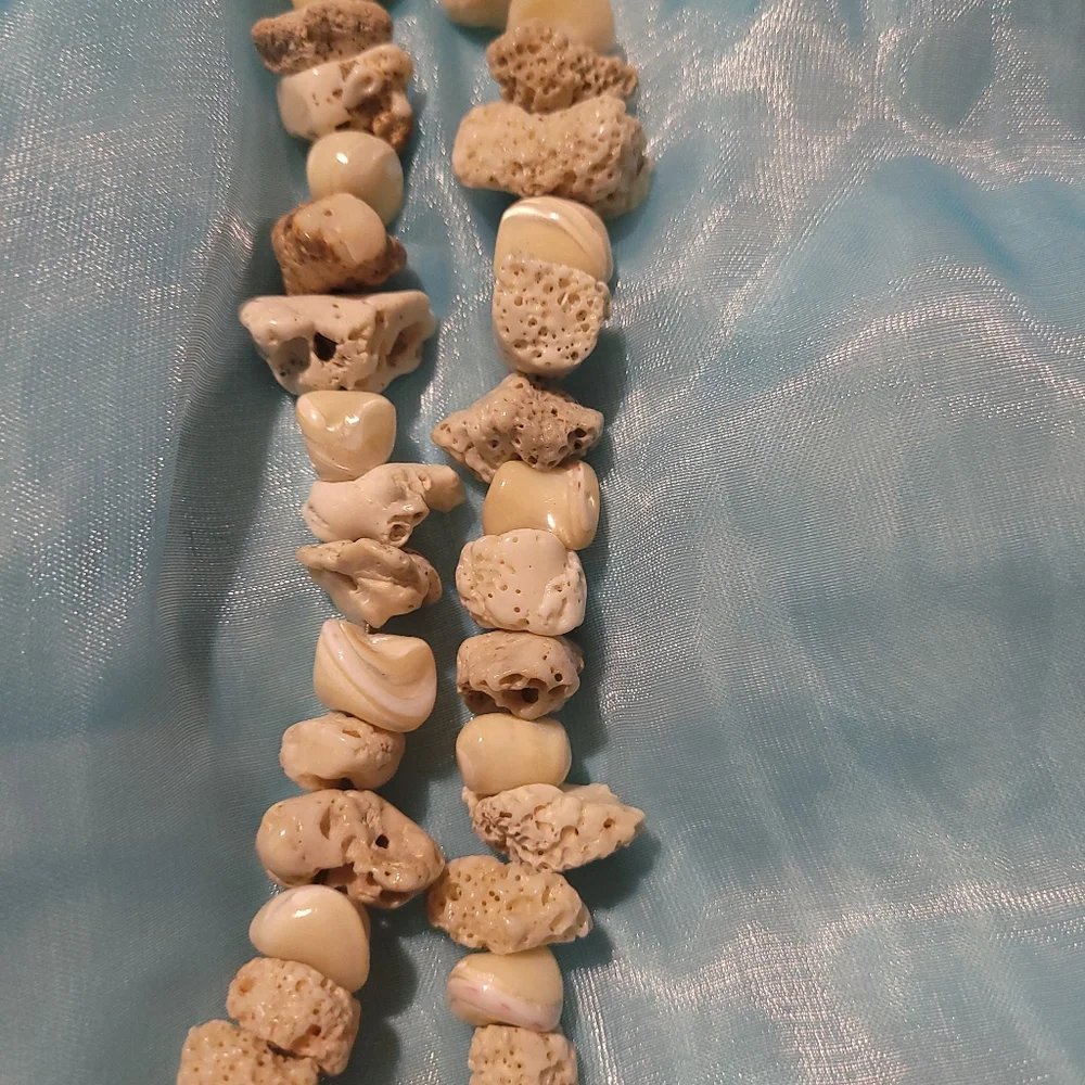 Breathtaking Coral Beaded🪸 Necklace with Mother of pearl Shell ..15 inches.. - Picture 4 of 8